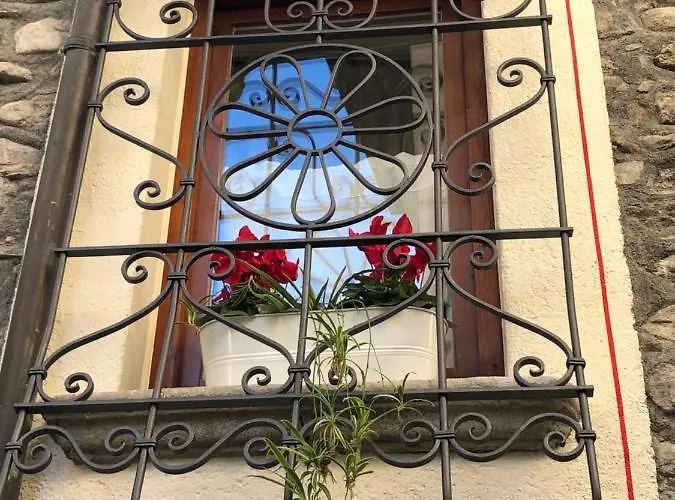 Charming Apartment In Menaggio Old Town Апартаменты
