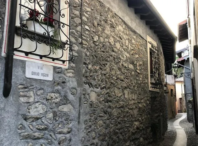 Апартаменты Charming Apartment In Menaggio Old Town Менаджо