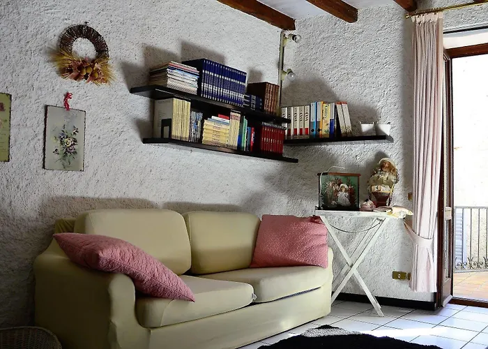 Charming Apartment In Menaggio Old Town Менаджо