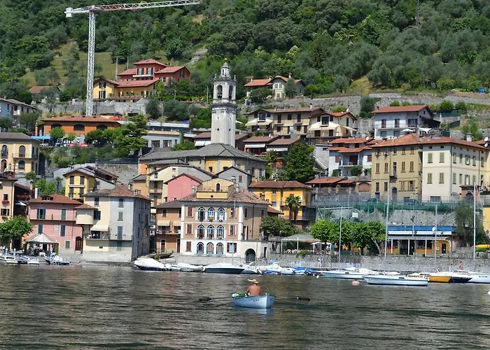 Charming Apartment In Menaggio Old Town アパート メナッジョ